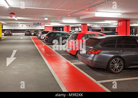 Parken Autos in der Tiefgarage, Parkhaus, Centro, Oberhausen, Ruhrgebiet, Nordrhein-Westfalen, Deutschland Stockfoto