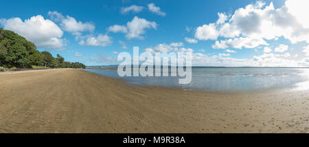 Eine einsame Strand an einem hellen Tag unter bewölktem Himmel blau Stockfoto