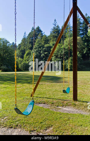 Zwei gefederte frei schaukeln Warten auf Insassen, friedlich in den Park. Stockfoto