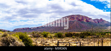 Roter Sandstein Berge der Kleinen Karoo Region in der Western Cape Provinz von Südafrika Stockfoto