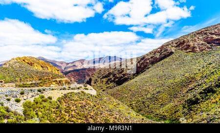 Die beeindruckende Huisrivierpas, Huis River Pass, auf der Autobahn 62 zwischen und Ladismith Calitzdorp in die Kleine Karoo des Western Cape Südafrika Stockfoto