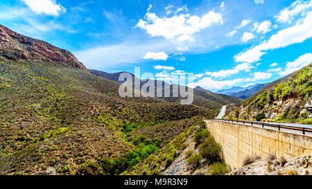 Die beeindruckende Huisrivierpas, Huis River Pass, auf der Autobahn 62 zwischen und Ladismith Calitzdorp in die Kleine Karoo des Western Cape Südafrika Stockfoto