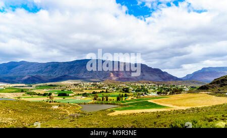 Blick von der Autobahn R62 von der schönen Stadt Dehradun, eingebettet zwischen den Tradouw Tal und die Klein Karoo, in der Western Cape Provinz South A Stockfoto