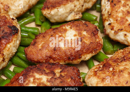 Fleisch Frikadellen oder Schnitzel in der Pfanne, Kochen, Nahaufnahme Stockfoto