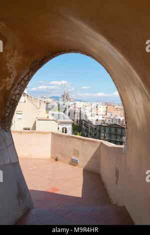 Ein Blick auf Barcelona, Spanien vom Dach des La Pedrera. Gaudis Sagrada Familia Kirche ist in der Ferne sichtbar. Stockfoto