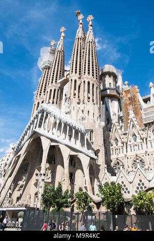 La Sagrada Familia, West Gesicht, zeigt die Leidenschaft Portal und Türme Stockfoto
