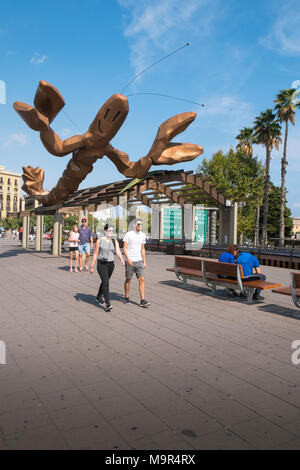 "La Gamba" von Javier Mariscal, Garnelen/hummer Statue erscheint ahnungslose Passanten zu gefährden - durch Auf dem Passeig de Colom in Barcelona, Spanien Stockfoto