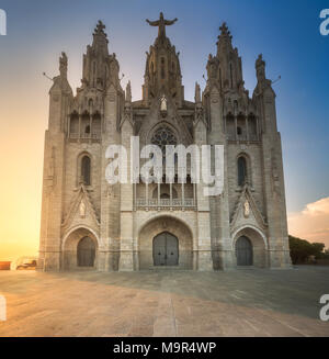 Tempel des Heiligen Herzen Jesu Tibidabo in Barcelona bei Sonnenuntergang, Spanien Stockfoto