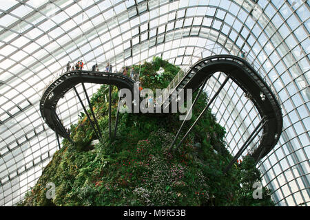 Die Cloud Forest Gewächshaus ist Teil der Gärten durch die Bucht Komplex in Bayfront, Singapur. Stockfoto