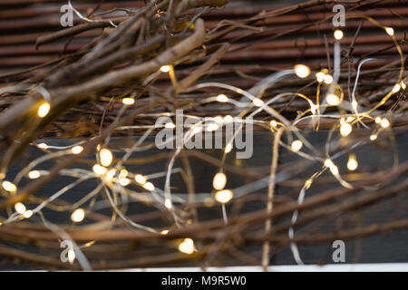 Cluster von Micro LED-string leuchtet. Flache Tiefenschärfe, Unscharf verschwommen. Stockfoto