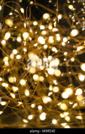 Cluster von Micro LED-string leuchtet. Flache Tiefenschärfe, Unscharf verschwommen. Stockfoto