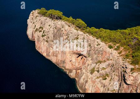 Die Kalkfelsen an der Mediterranen Küste von Mallorca Formentor an einem sonnigen Sommer Stockfoto