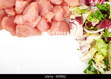 Rahmen von frischem Gemüse und diätetische Fleisch mit weißem Hintergrund. Gesunde natürliche Lebensmittel mit kopieren. Zutaten zum Kochen top Aussicht, Mockup für Rezept oder Menü. Stockfoto