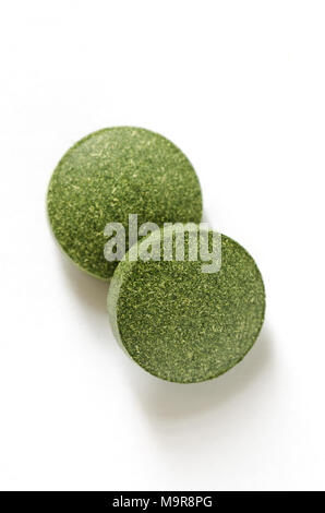 Grüne Chlorella und Spirulina Tabletten. Nahrungsergänzung, gesunde Lebensweise, alternative natürliche Medizin. Stockfoto