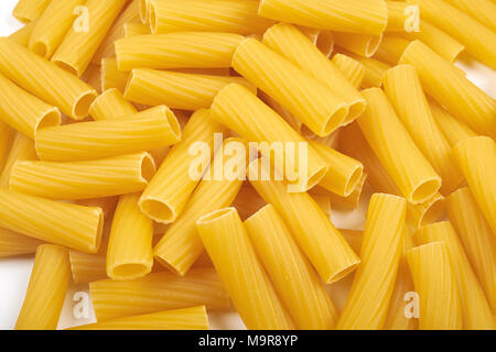 Rigatoni italienische Pasta auf weißem Hintergrund Stockfoto