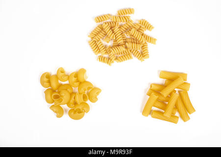 Verschiedene Arten von Pasta isoliert auf weißem Stockfoto