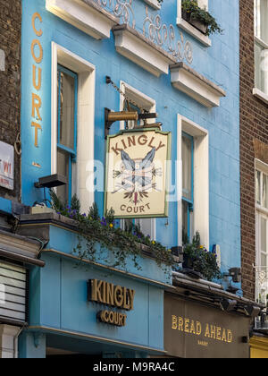 LONDON, Großbritannien - 08. MÄRZ 2018: Schild über dem Eingang zum Innenhof in Kingley Court Stockfoto