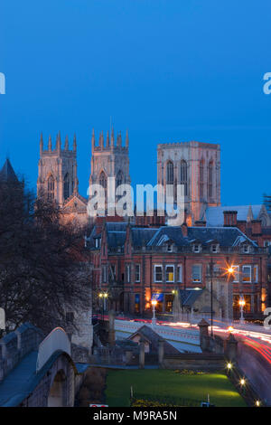 York Minster York Yorkshire England in der Dämmerung gesehen von der Stadtmauer Stockfoto