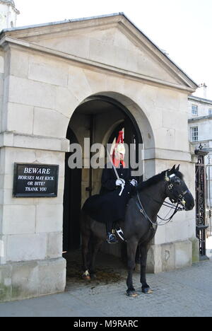 Blues und Royals Mitglieder des Haushalts Calvary auf Wache an horseguards Parade Whitehall, London, England, Großbritannien Stockfoto