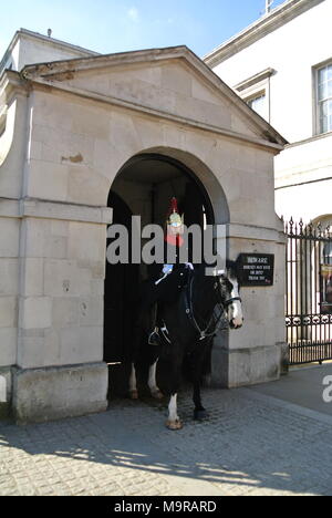 Blues und Royals Mitglieder des Haushalts Calvary auf Wache an horseguards Parade Whitehall, London, England, Großbritannien Stockfoto