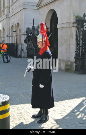 Blues und Royals Soldat des Haushalts Calvary auf Wache an horseguards Parade, Whitehall, London, England, Großbritannien Stockfoto