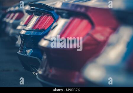 Moderne Autos in den Lagerbeständen der Händlerniederlassungen. Fahrzeuge Autohaus. Reihe von Autos Nahaufnahme. Automobil und Transport Thema. Stockfoto