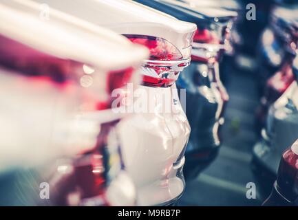 Neue Autos in den Lagerbeständen der Händlerniederlassungen. Neue Fahrzeuge zum Verkauf. Closeup Foto mit geringer Tiefenschärfe. Transport- und Automobilindustrie. Stockfoto