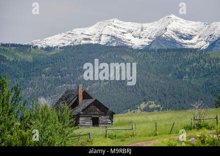 Blockhaus in ländlichen Montana mit Gras bewachsenen Wiese oder praire Stockfoto