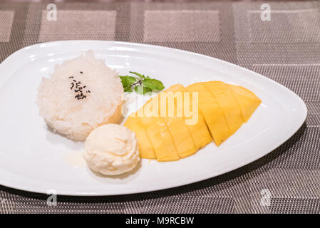 Mango Klebreis mit Eis Stockfoto