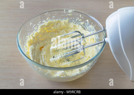 Schüssel mit wipped Cream und elektrischen Handrührgerät Stockfoto