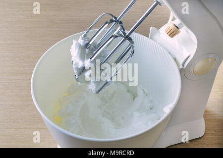 Schüssel mit wipped Cream und elektrischen Mixer Stockfoto