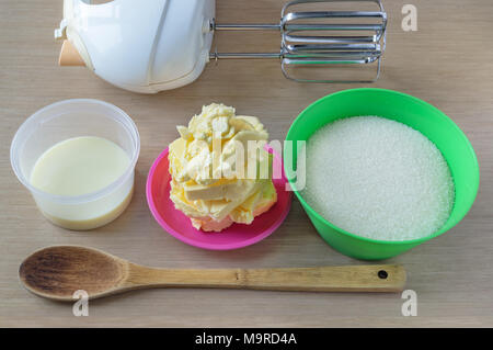 Einstellen der Zutaten und los und Werkzeuge für ein Making Teig oder Creme für einen Kuchen mit nach Hause Rezept Stockfoto