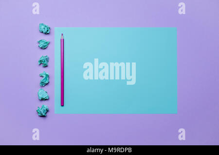 Zwei Ton in Blau und Violett Papier Hintergrund mit zerknittertem Papier Kugeln und roten Bleistift. Leere Seite für Text, Design und Werbung. Stockfoto