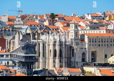 Aufzug Santa Justa und die Ruinen der Kirche Igreja do Carmo in Lissabon. Portugal, Europa Stockfoto