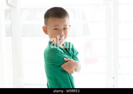 Junge Kind zu Hause. Verspielten asiatischen Jungen Grimassen. Stockfoto