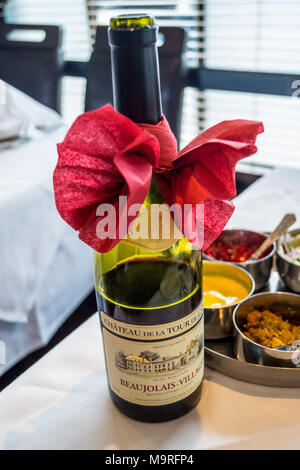 Eine Flasche Beaujolais-Villages Rotwein mit Zierschleife, Spice Masala Indischen Restaurant, früher Kismet Tandoori, Chipping Ongar, Essex, England Stockfoto