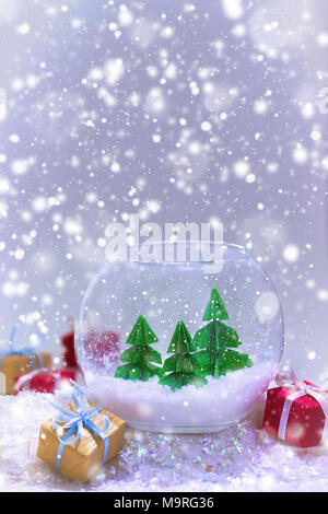 Miniatur mit drei Papier Pinien im Aquarium Stockfoto