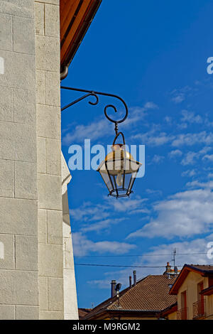 Europa, Frankreich, Auvergne Rhône Alptraum, Évian-les-Bains, Rue du Lac, Laterne, Eglis Notre Dame de l'Assomption, Gebäude, Kirche, historisch, det Stockfoto