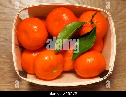 Packung mit Clementine Orangen Stockfoto