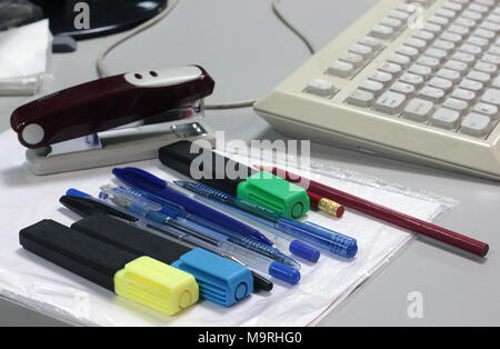 Bürobedarf Schreiben mit der Tastatur auf der Rückseite Stockfoto