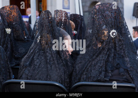 Große schwarze Spitze und Kamm headwear bekannt als Mantilla, traditionell von den katholischen Frauen getragen zu bestimmten Ostern feiern und Massen, Adeje, Teneriffa, C Stockfoto