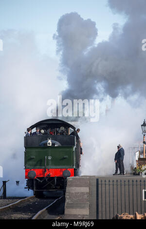 Rückansicht Nahaufnahme der alten britischen Dampflok, die Dampf ablassen, während sich die Zugbesatzung auf den Abflug am Bahnhof Severn Valley Railway Kidderminster vorbereitet. Stockfoto