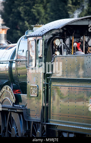 Nahaufnahme Rückansicht der erhaltenen GWR Manor klasse Dampflok warten auf Abflug in SVR Erbe, Midlands, UK. Bedienelemente in der Kabine sichtbar. Stockfoto