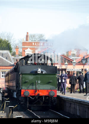 Die Severn Valley Railway Station Kidderminster. Crew bereitet Dampflok Nr. 7802 Bradley Manor für Ihre erste Reise des Tages an diesem Sonntagmorgen Stockfoto