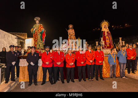 Mitglieder der örtlichen Feuerwehr, in Uniform, die Teilnahme an einem religiösen Prozession am Montag der Karwoche, mit lebensgroßen Statuen von Jesus Chri Stockfoto