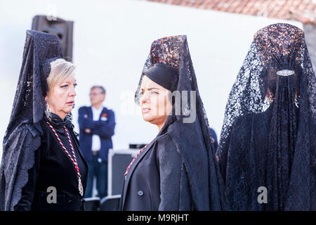 Große schwarze Spitze und Kamm headwear bekannt als Mantilla, traditionell von den katholischen Frauen getragen zu bestimmten Ostern feiern und Massen, Adeje, Teneriffa, C Stockfoto