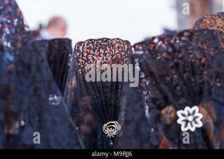 Große schwarze Spitze und Kamm headwear bekannt als Mantilla, traditionell von den katholischen Frauen getragen zu bestimmten Ostern feiern und Massen, Adeje, Teneriffa, C Stockfoto