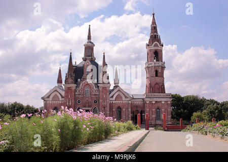 Christliche Kirche aus roten Ziegeln, geringe Aussicht Stockfoto
