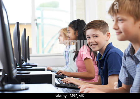 Portrait von Linie der Elementaren Schüler in Computer Klasse Stockfoto