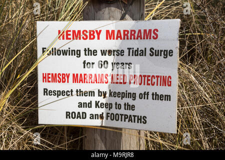 März 2018, Mitteilung Zeichen Warnung vor Gefahren und Schäden, die er Marrams Sanddünen, Hemsby, Norfolk, England, Großbritannien Stockfoto